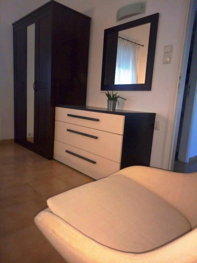 Thea Apartment Agia Marina Екстериор снимка
