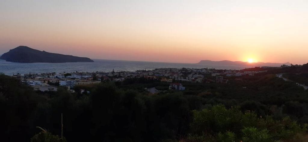 Thea Apartment Agia Marina Екстериор снимка