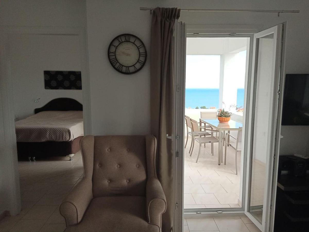 Thea Apartment Agia Marina Екстериор снимка