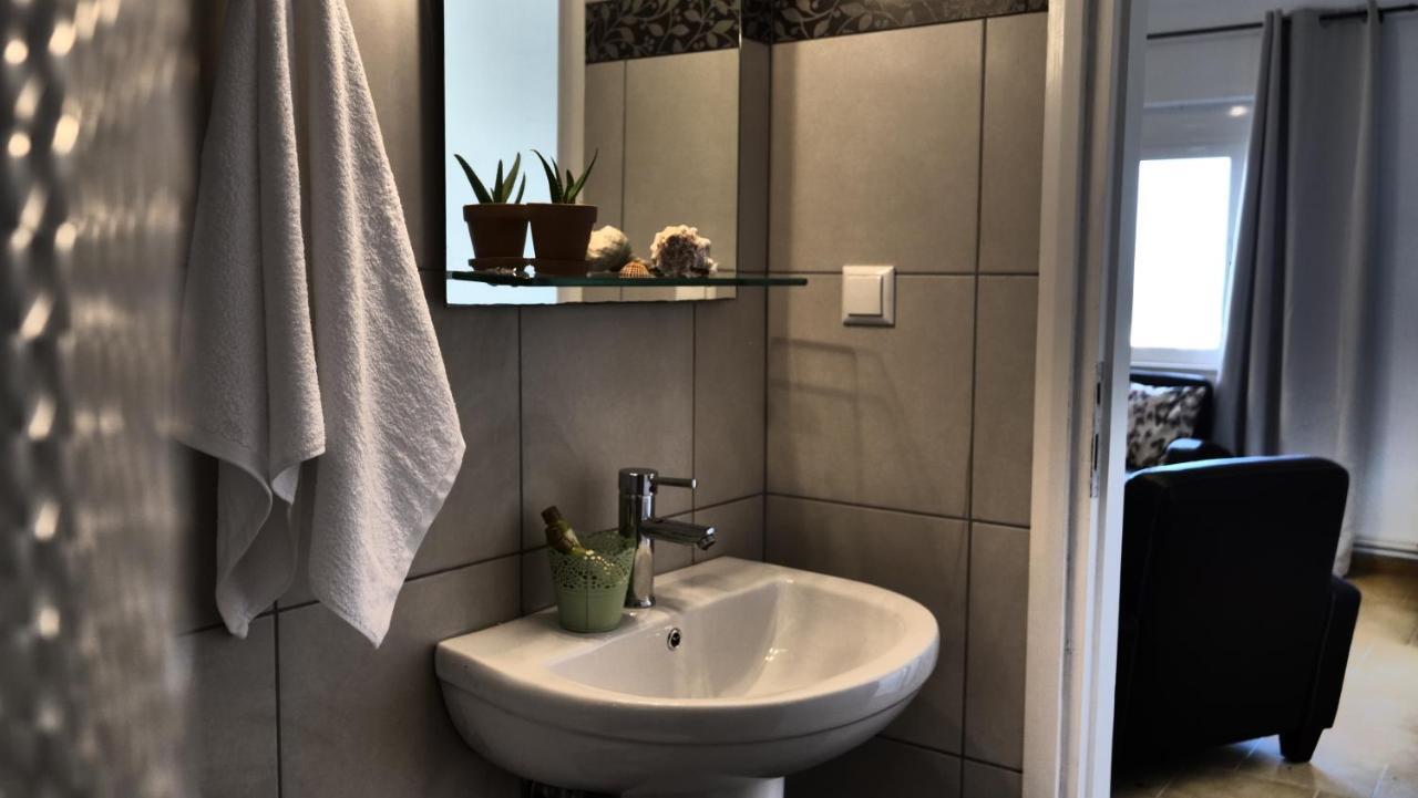 Thea Apartment Agia Marina Екстериор снимка